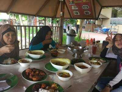 Telaga Barombong Resto & Fishing Makassar