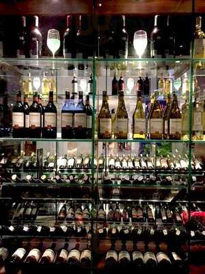 Apero Bar And Lounge