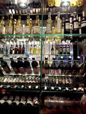 Apero Bar And Lounge