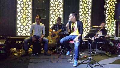 Black Box Movie And Resto