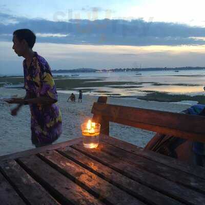 El-pirata Beach Bar And Grill