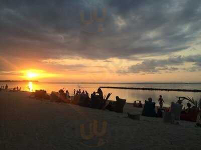 Han's Reef Beach Bar And Grill