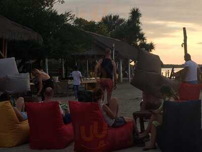 Han's Reef Beach Bar And Grill