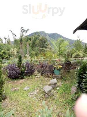 Pondok Makan Lereng Merbabu