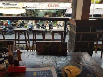 Kendi Kuning Bar & Restaurant