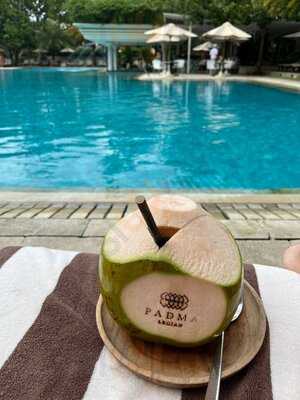 Seruni Sunken Pool Bar