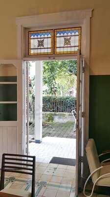 Mr. Guan Coffee & Books