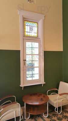 Mr. Guan Coffee & Books