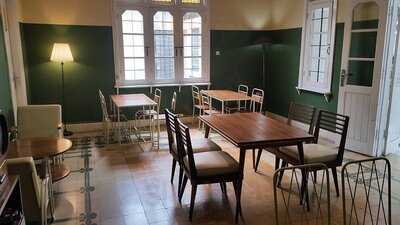 Mr. Guan Coffee & Books