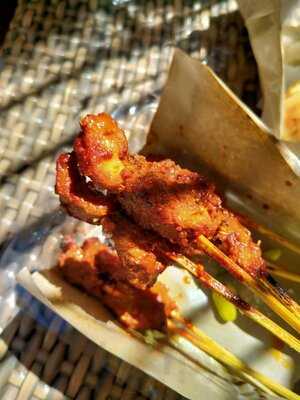 Sate Babi Bawah Pohon