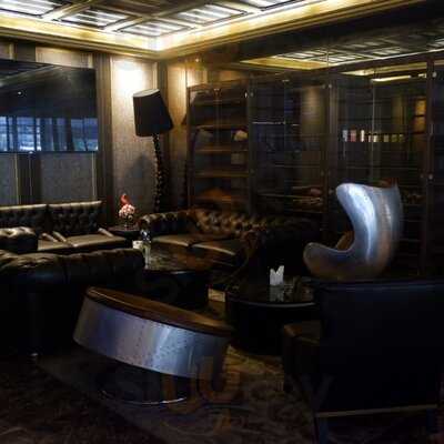 Bloeming Bar & Resto