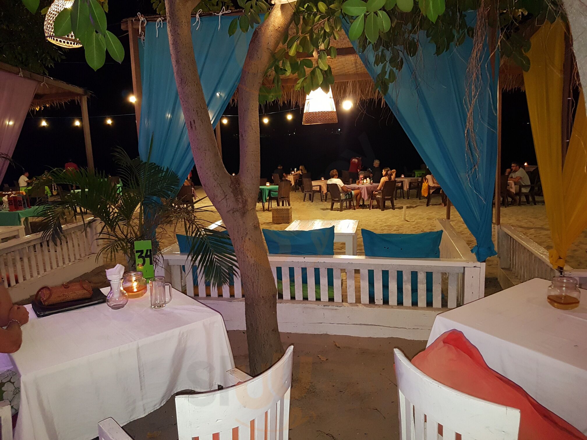 Zipp Bar Restaurant & Bungalows