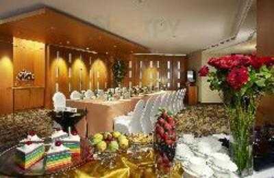 Oakroom Restaurant & Bar