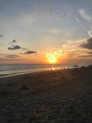 Warung Pantai Batu Belig