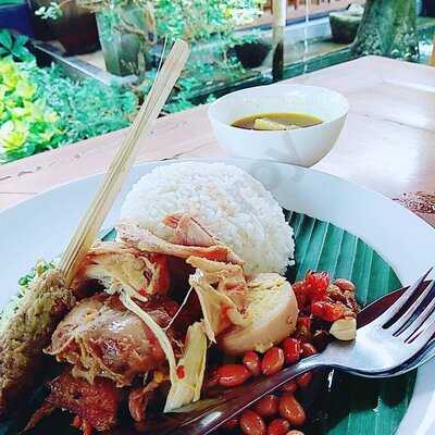 Nasi Ayam Kedewatan Ibu Mangku