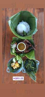 Sapu Lidi Makan Di Sawah