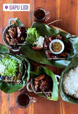 Sapu Lidi Makan Di Sawah