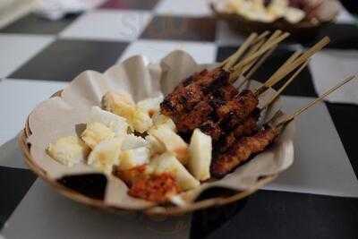 Tipat Sate Babi Bli Ketut