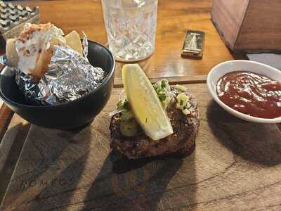 Romeos Bar & Grillery