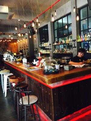 Common People Eatery & Bar