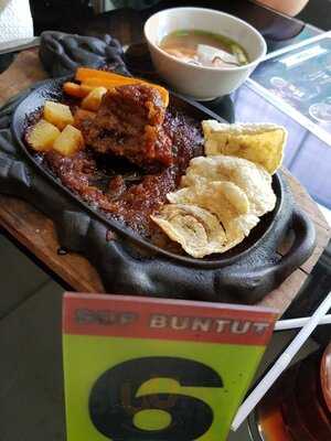 Ayam Goreng & Sop Buntut Pak To