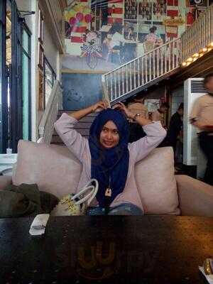 Giggel Box Cafe & Resto