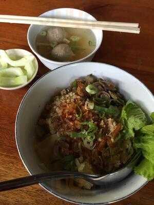 Hot Cwie Mie Malang & Rollies`s Steak