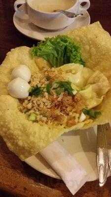 Hot Cwie Mie Malang & Rollies`s Steak