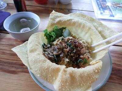 Hot Cwie Mie Malang & Rollies`s Steak