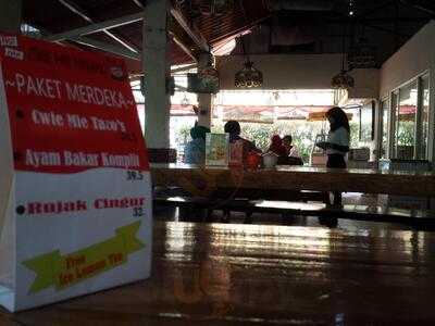 Hot Cwie Mie Malang & Rollies`s Steak