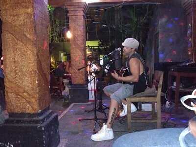 Sea Breeze Bar & Restaurant