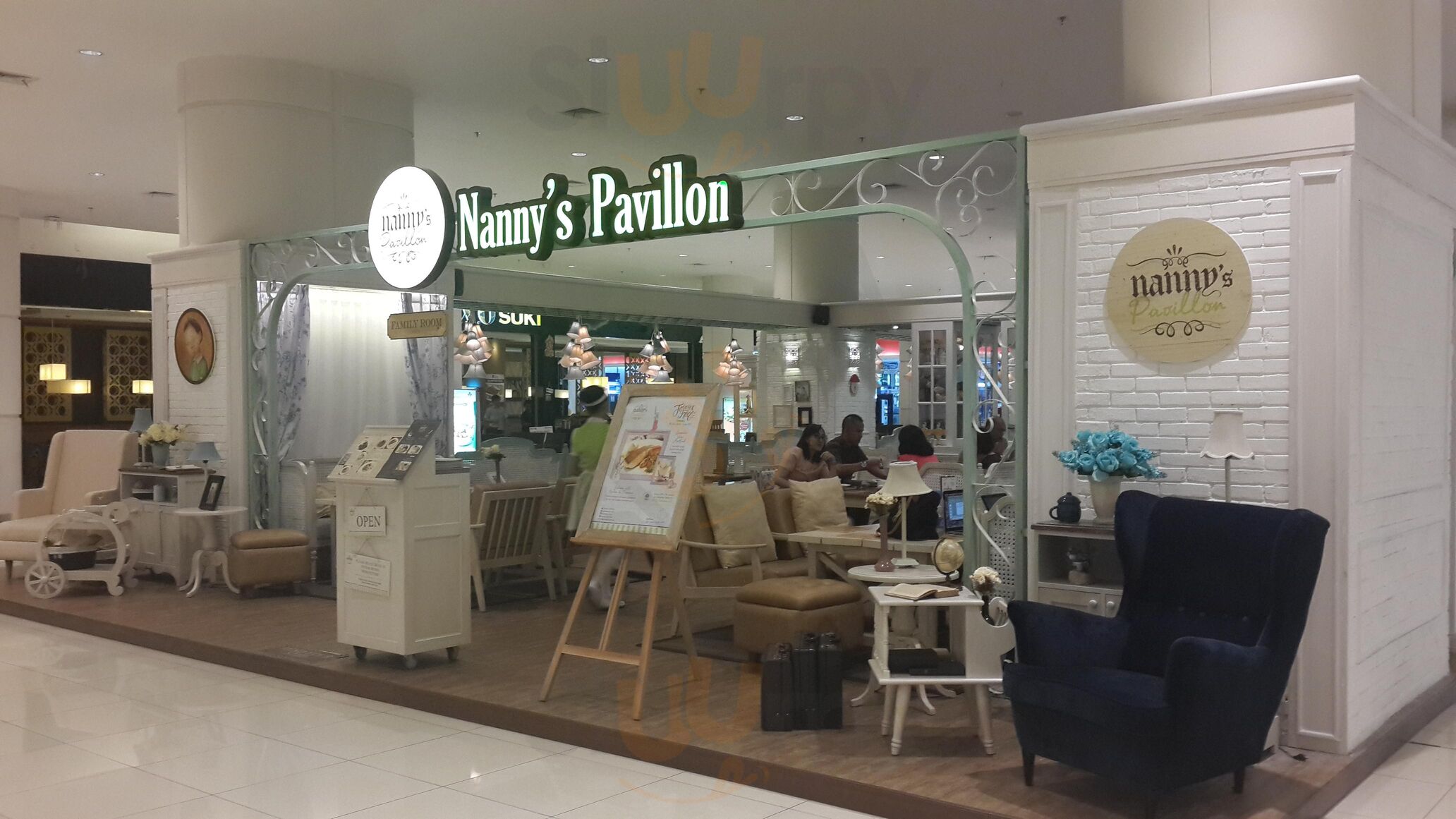 Nann's Pavillon Family Room