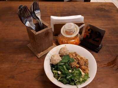 Bakso Soun Dan Mie Ayam Lodaya 65