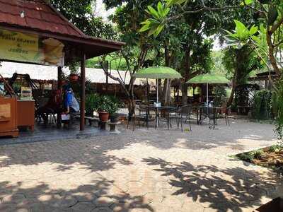 Rumah Makan Saung Apung