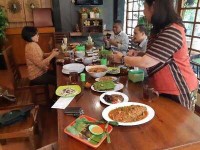Rumah Makan Saung Apung