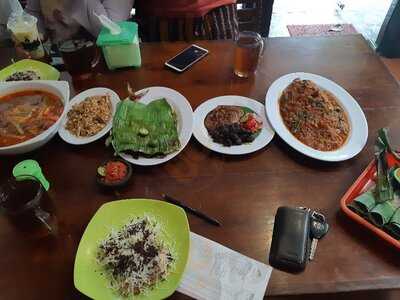 Rumah Makan Saung Apung