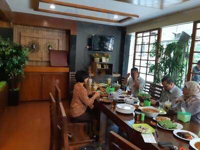 Rumah Makan Saung Apung