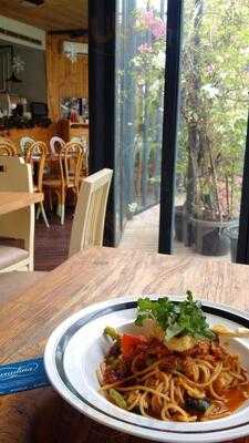 Casadina Eatery & Bistro