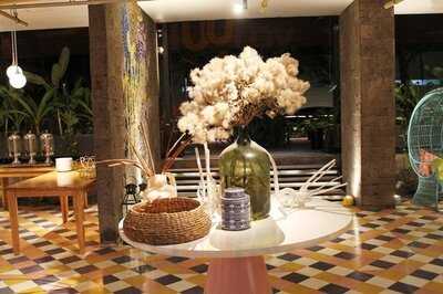 Kakatua Tropic Lounge