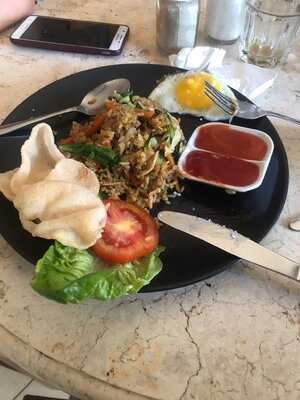 Gloria Jeans Coffees Kartika Plaza