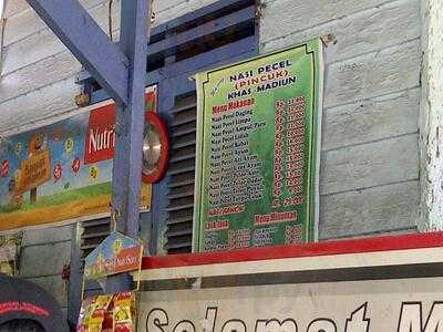 Nasi Pecel (pincuk) Khas Madiun Pak Kumis