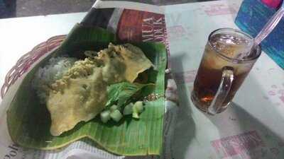 Nasi Pecel (pincuk) Khas Madiun Pak Kumis