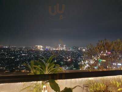 33 Degrees Rooftop Lounge & Bar