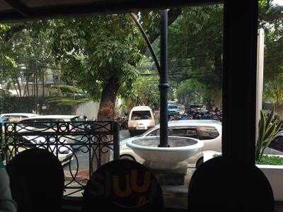 Barons Pub At Ambhara Hotel