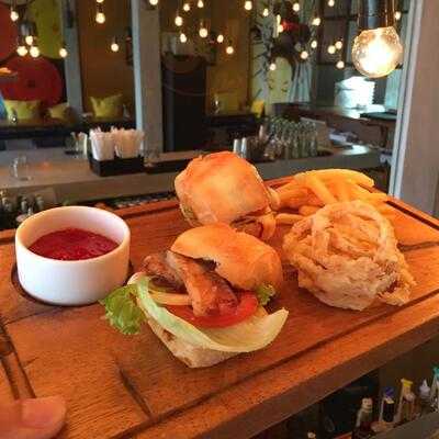 Catamaya Eatery & Bar