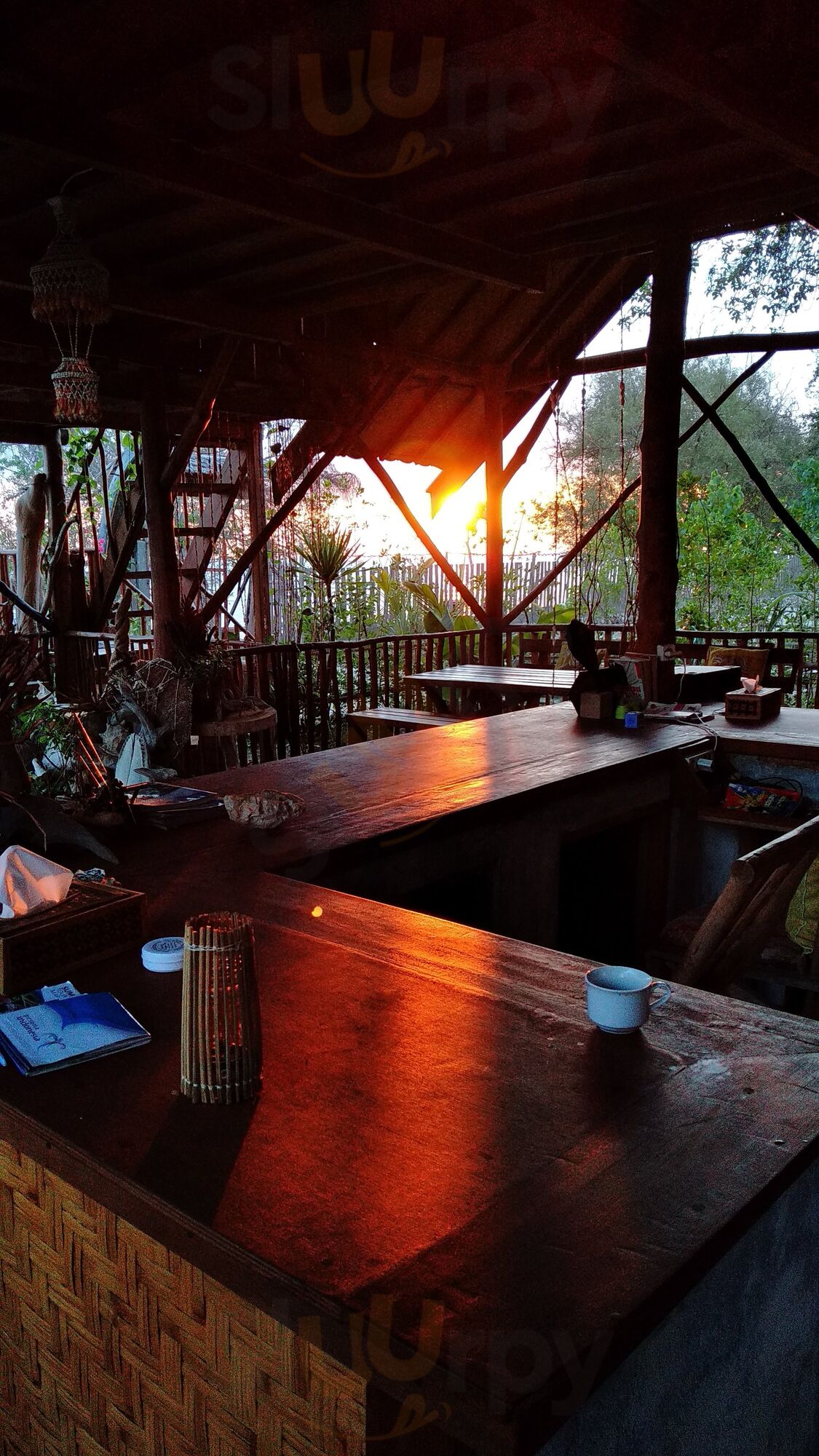 Maryan Moyo Bar & Restaurant