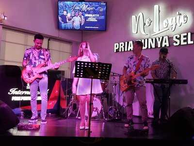 No Logic Eat And Hangout