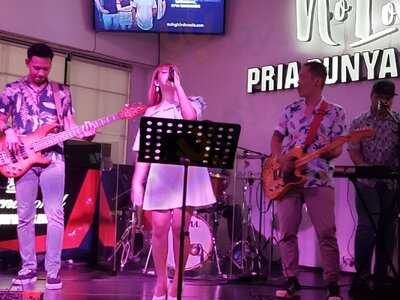 No Logic Eat And Hangout