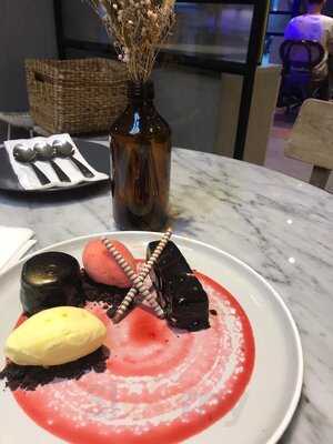 Phos Coffee & Eatery