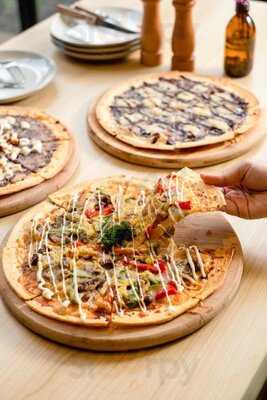 Kirakira Resto & Cafe